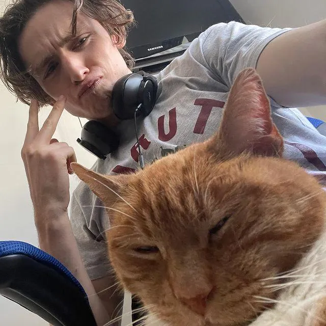 Ліам Томпсон з котом Фродо