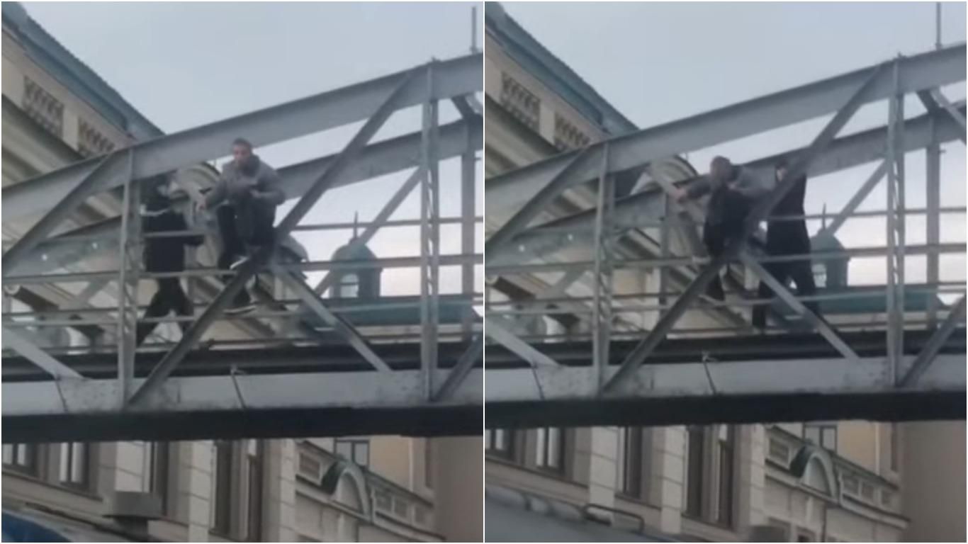 Во Франковске молодой человек спас мужчину, который хотел прыгнуть с моста на поезд: видео Во Франковске молодой человек спас мужчину, который хотел прыгнуть с моста на поезд: видео