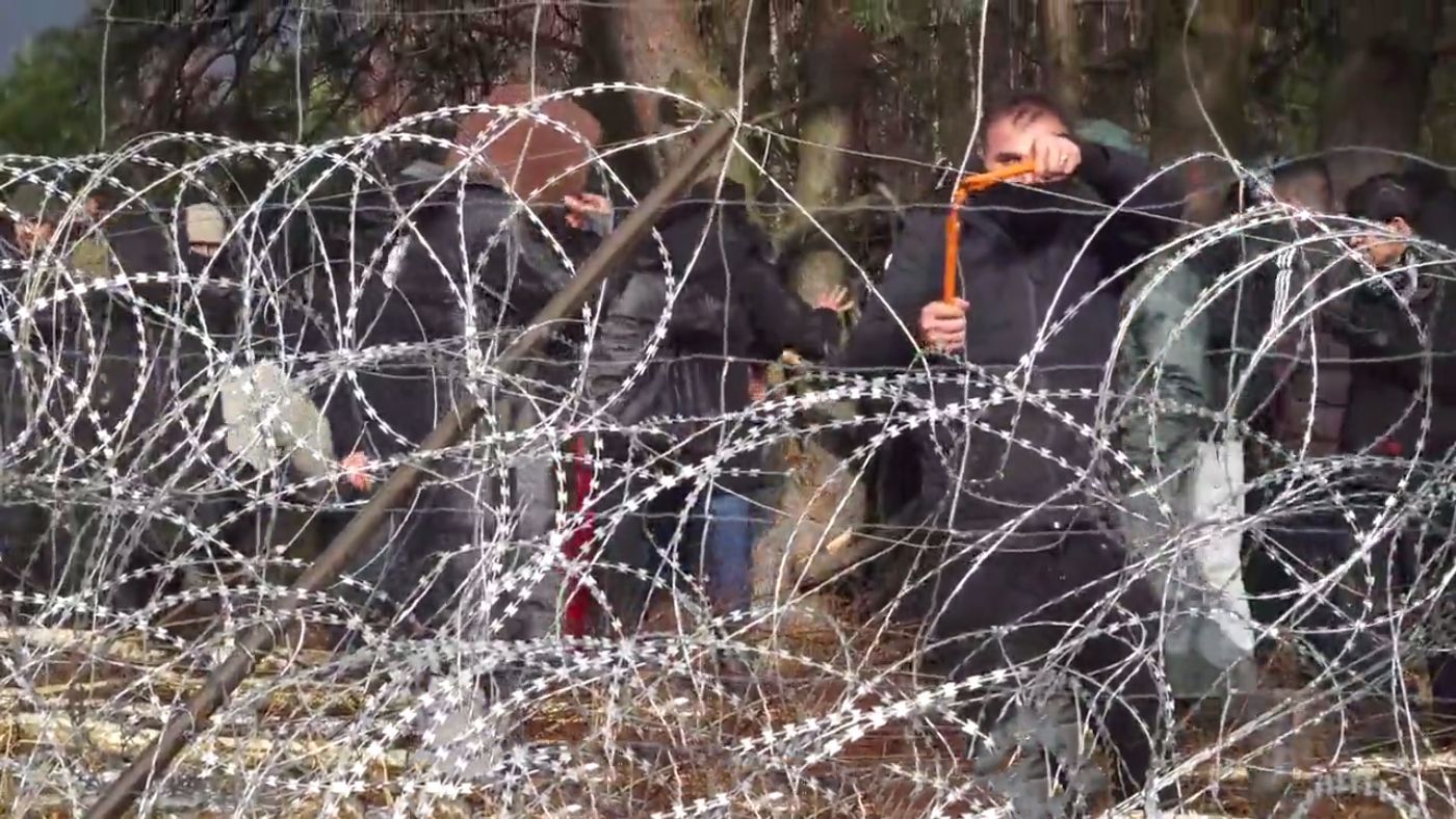 Мігранти на кордоні з Польщею по шматочках вирізають паркан - новини Білорусь - 24 Канал