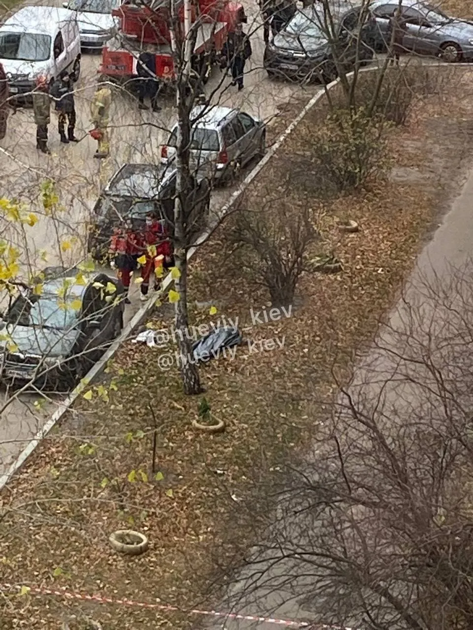 У Києві на вулиці Львівській загинула людина, тіло зняли з балкону У Києві на вулиці Львівській загинула людина, тіло зняли з балкону