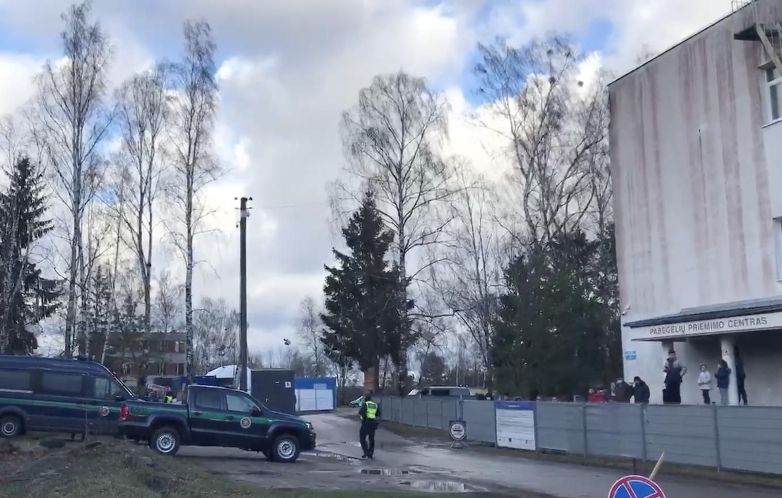 Свистять і кричать: у Литві нелегальні мігранти вимагають їх відпустити - 24 Канал Свистять і кричать: у Литві нелегальні мігранти вимагають їх відпустити - 24 Канал