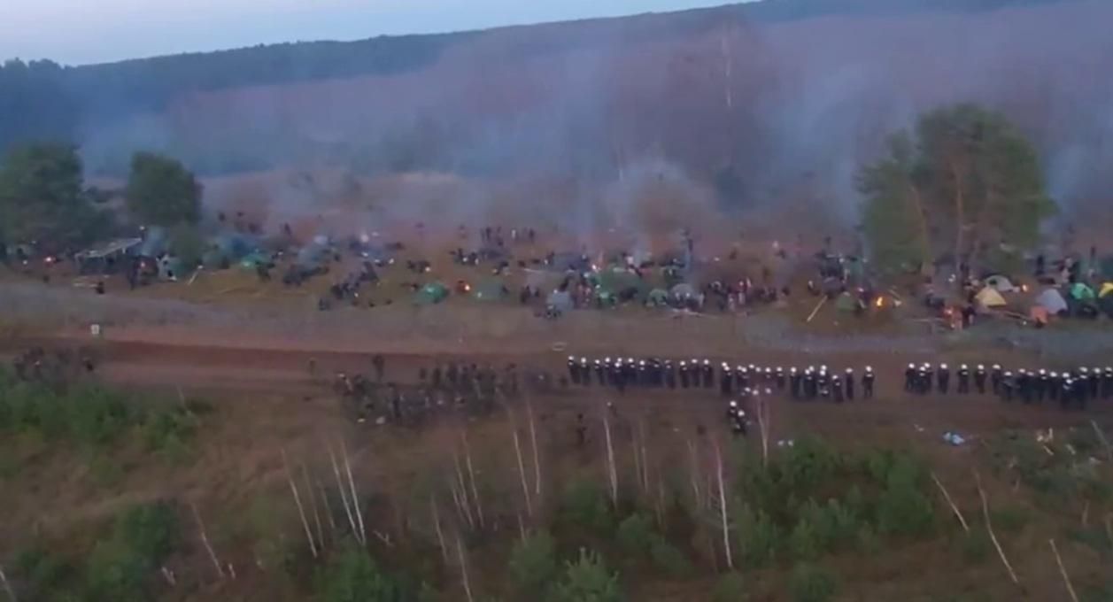 Ставлять намети і руйнують огорожу лопатами: мігранти на кордоні з Польщею продовжують безлади - новини Білорусь - 24 Канал Ставлять намети і руйнують огорожу лопатами: мігранти на кордоні з Польщею продовжують безлади - новини Білорусь - 24 Канал