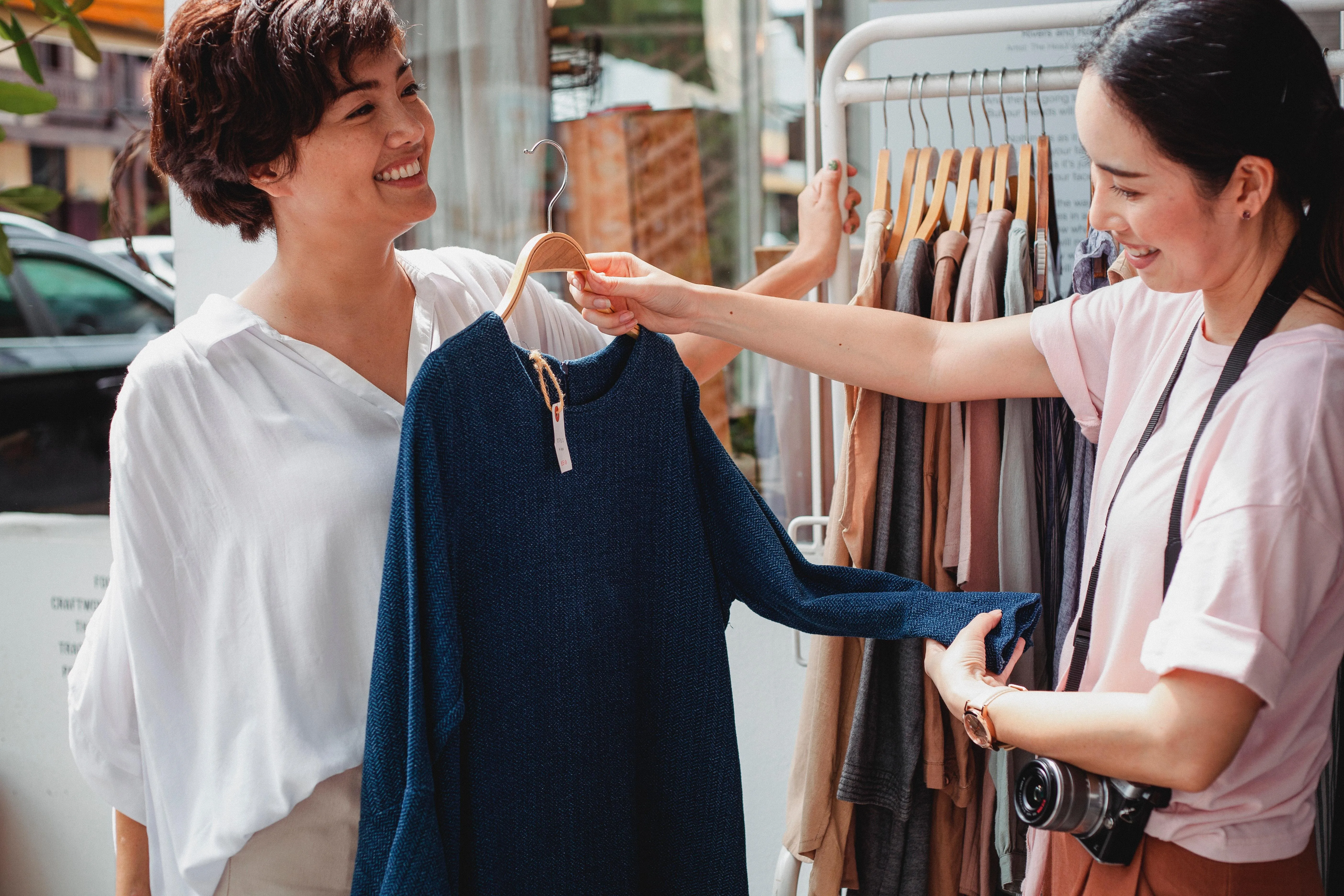 Свободный товар. День комиссионного магазина, день секонд-хенда. Ethical shopping. День секонд-хенда 17 августа. Buy clothes.