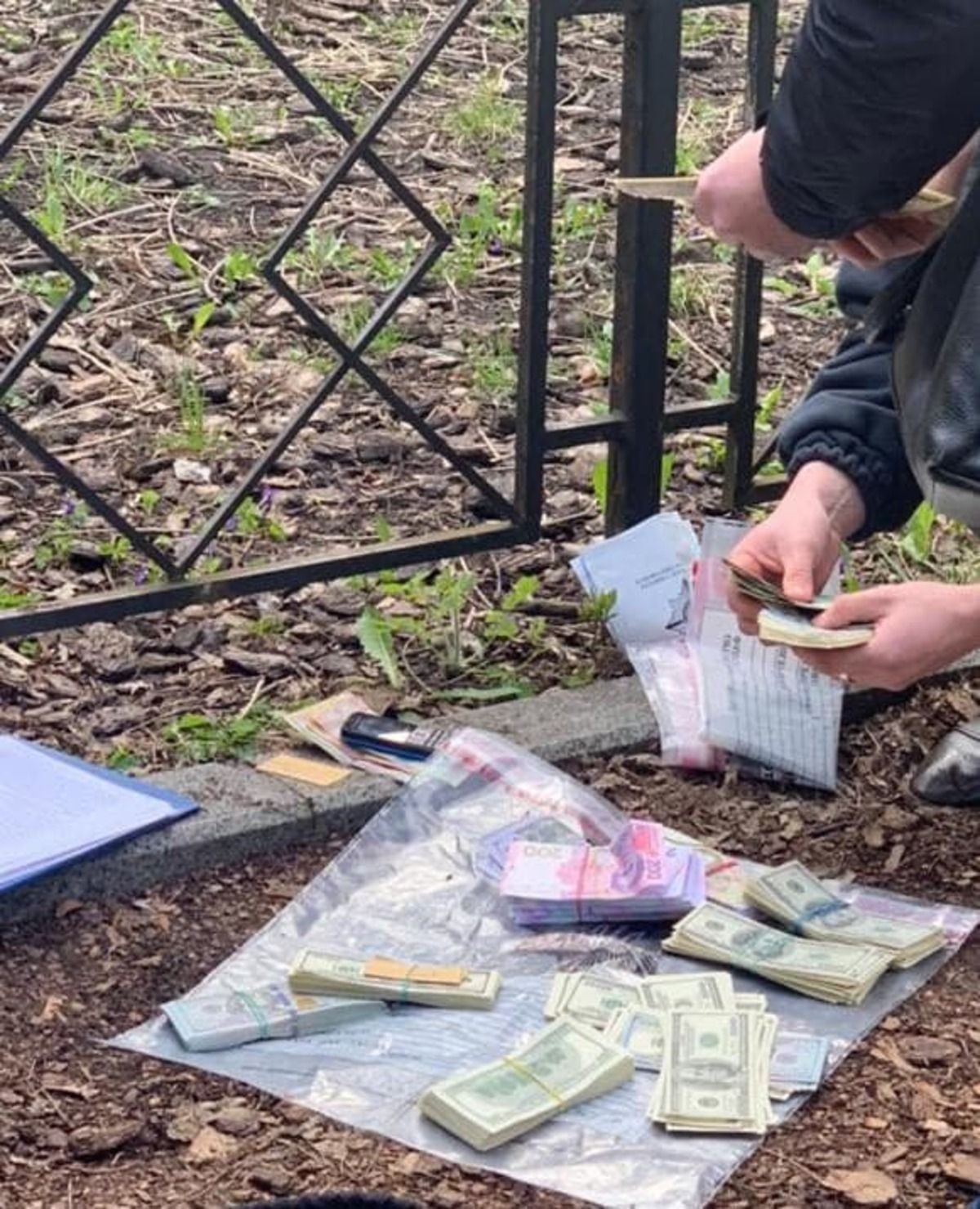 В Киеве будут судить банду псевдо-валютчиков, укравших 17 миллионов гривен В Киеве будут судить банду псевдо-валютчиков, укравших 17 миллионов гривен