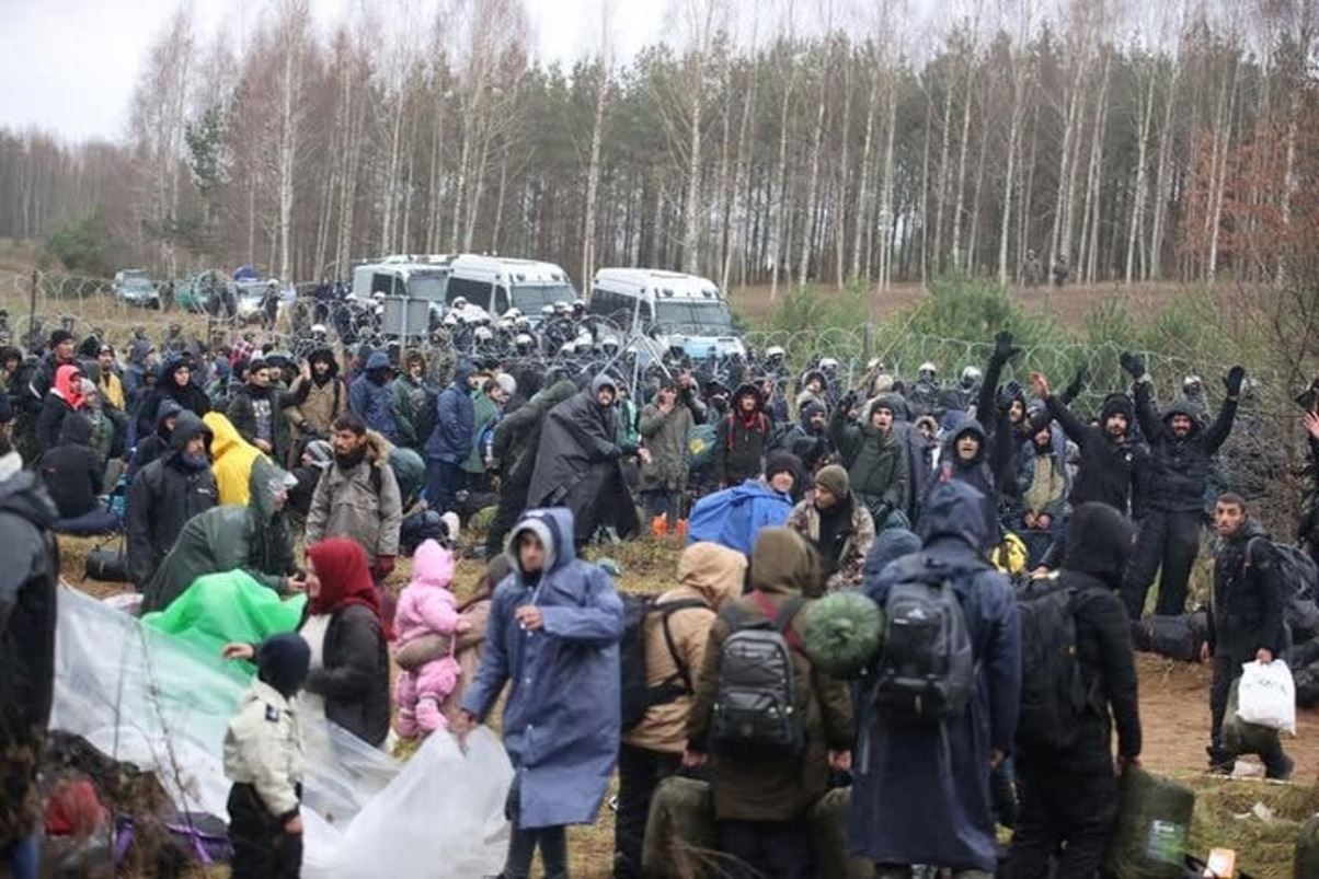 На білорусько-польському кордоні знову чути звуки пострілів: відео з місця події - 24 Канал