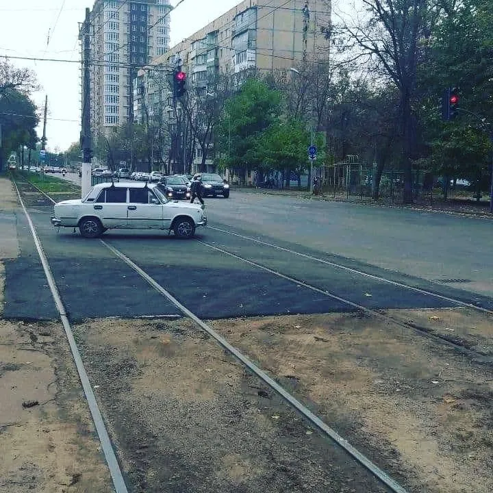 Невідомі заасфальтували дорогу в Одесі