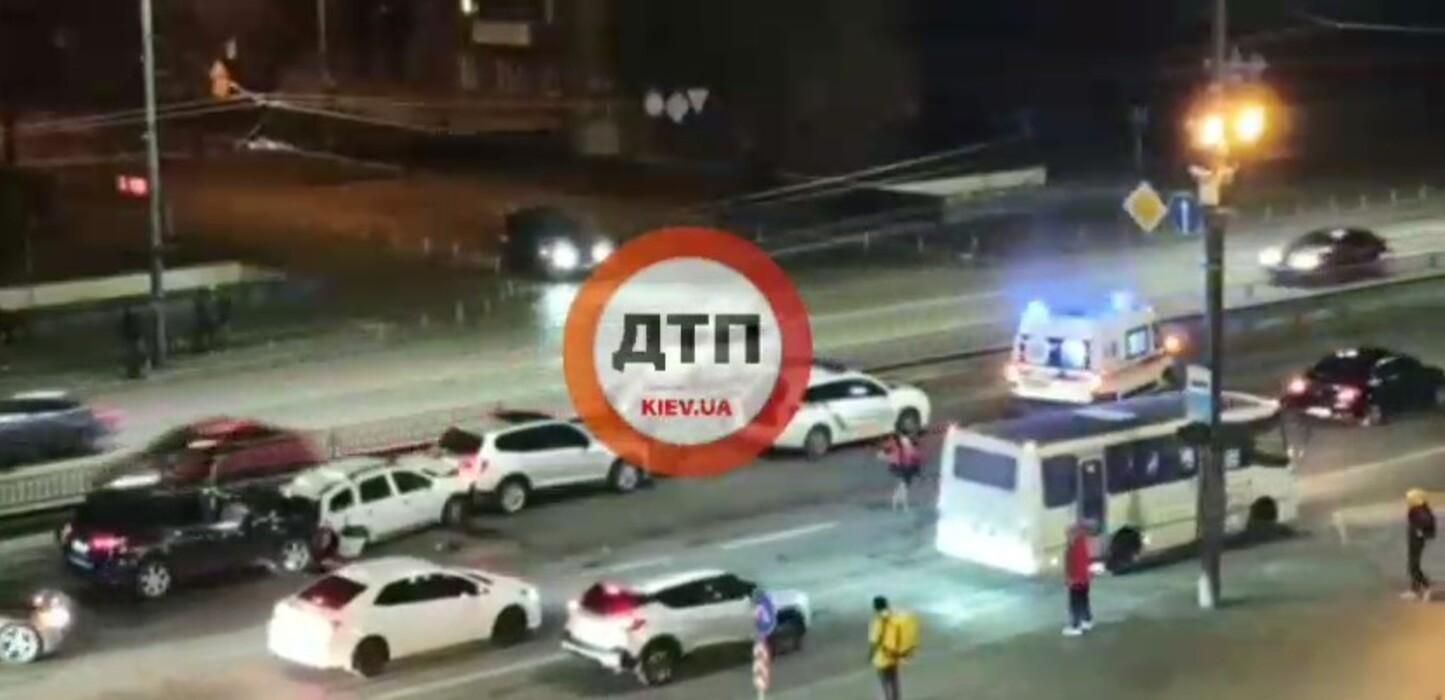 На проспекті Перемоги збили поліцейського, який оформлював аварію: моторошні кадри автотрощі - Київ