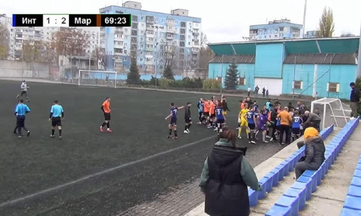 Матч українських команд у Дніпрі завершився масовою бійкою батьків і дітей: відео - Спорт 24