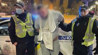 Зібрав "гармошку" та втік: у Києві затримали водія, який збив патрульного на проспекті Перемоги