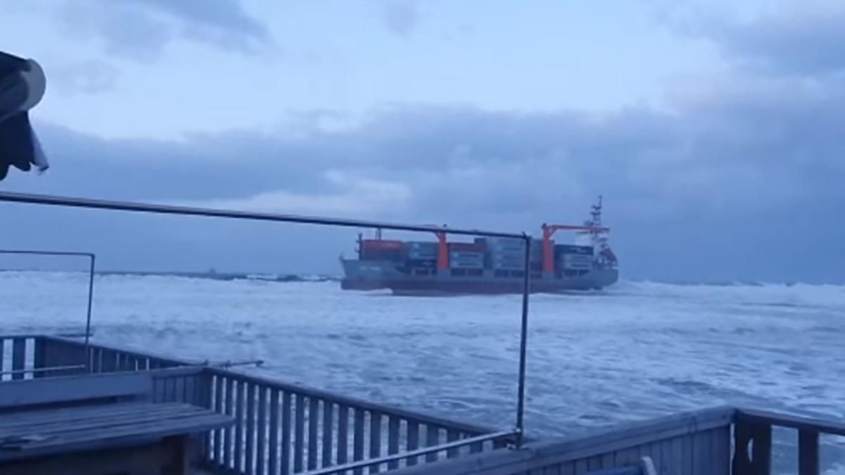 В Японському морі контейнеровоз сів на мілину й розламався навпіл: екіпаж евакуювали - Новини Росії і України - 24 Канал
