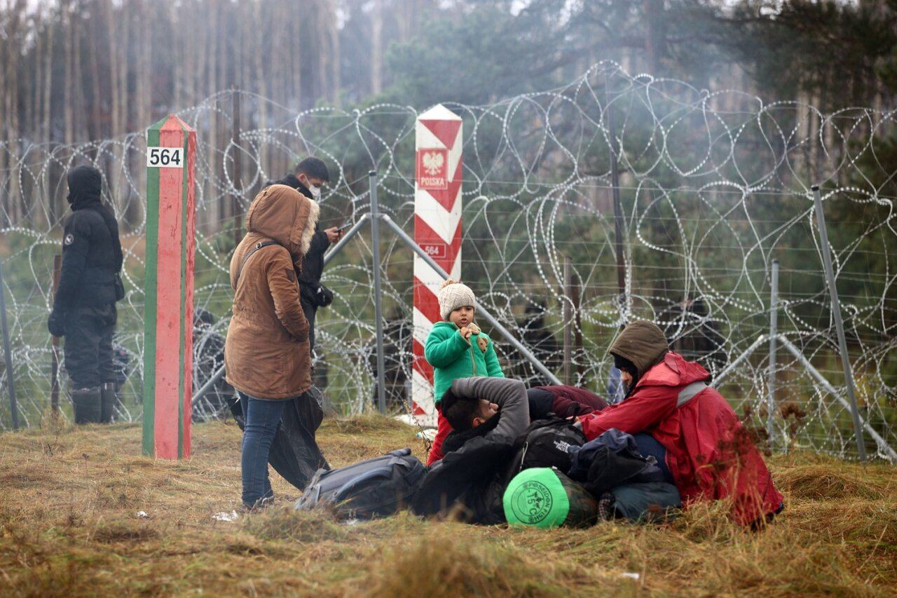 Польша заявила, что большая колонна белорусских силовиков приближается к лагерю мигрантов