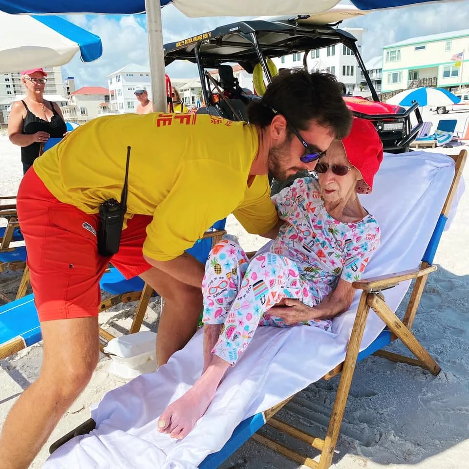 Рятувальники по черзі відносили жінку до пляжу Рятувальники по черзі відносили жінку до пляжу