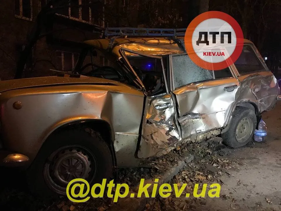 ДТП з некерованим КамАЗом у Києві ДТП з некерованим КамАЗом у Києві
