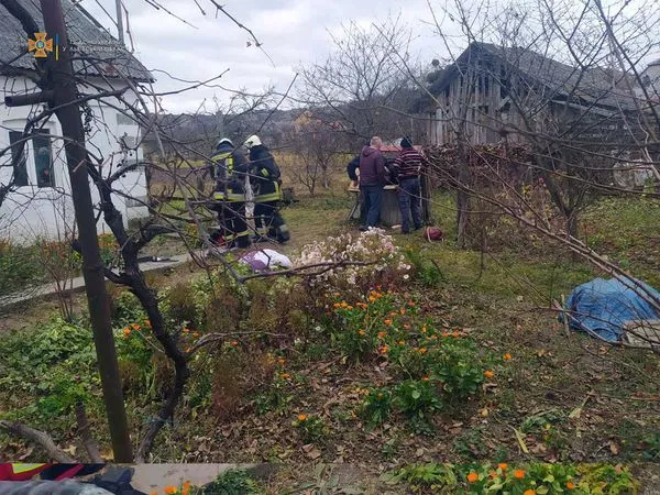 Дивом вижив: чоловік впав у 20-метрову криницю на Львівщині
