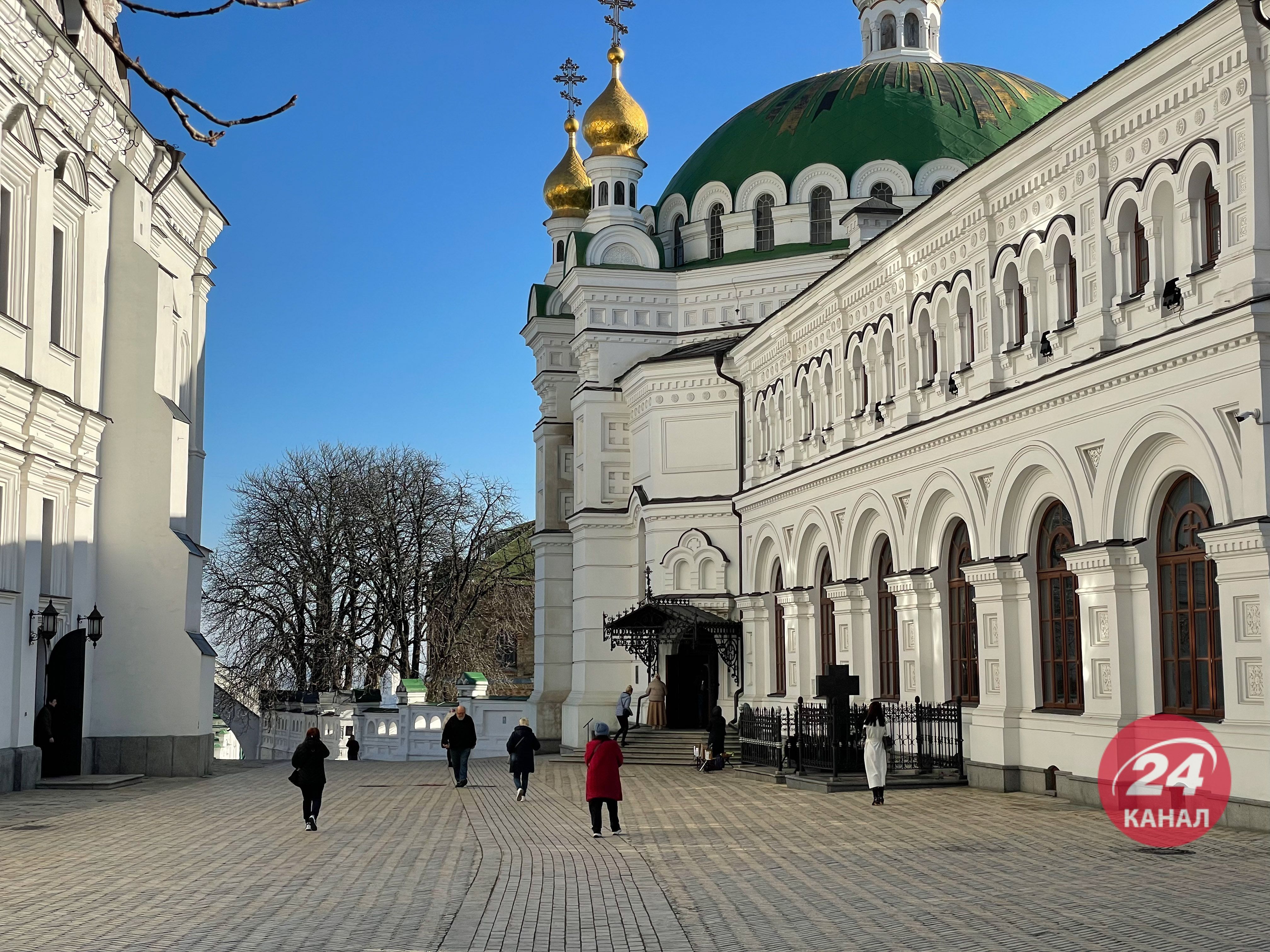 "Перекрещусь и умоюсь водой": что о вакцинации говорят украинцы возле Лавры "Перекрещусь и умоюсь водой": что о вакцинации говорят украинцы возле Лавры