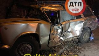 У Києві некерований "КамАЗ" мчав понад 100 метрів та врізався у ВАЗ і багатоповерхівку