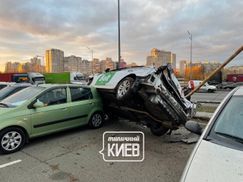 Зробив сальто і розтрощив шість машин: водій таксі Bolt влаштував масштабну ДТП у Києві