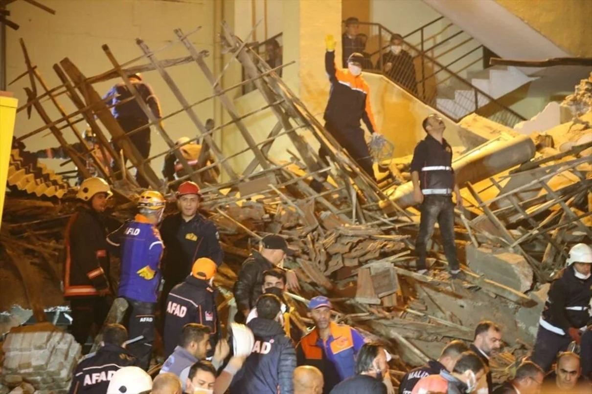 В Турции обрушился жилой дом: фото спасательной операции В Турции обрушился жилой дом: фото спасательной операции