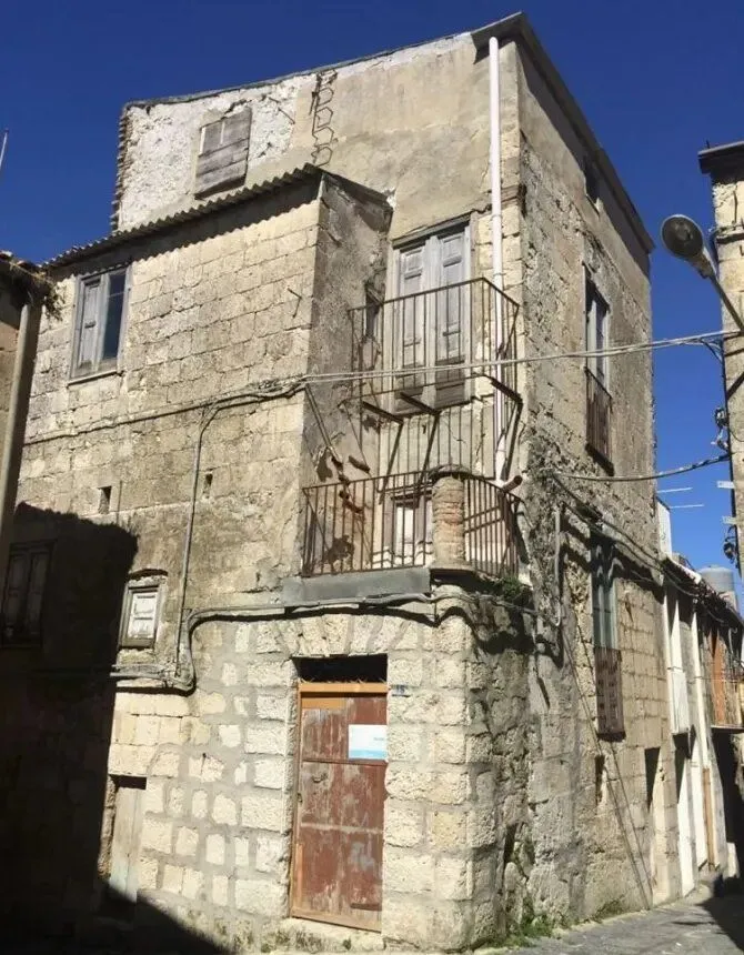 Жінка, яка придбала будинок за 1 євро, назвала реальну ціну італійського розпродажу Жінка, яка придбала будинок за 1 євро, назвала реальну ціну італійського розпродажу