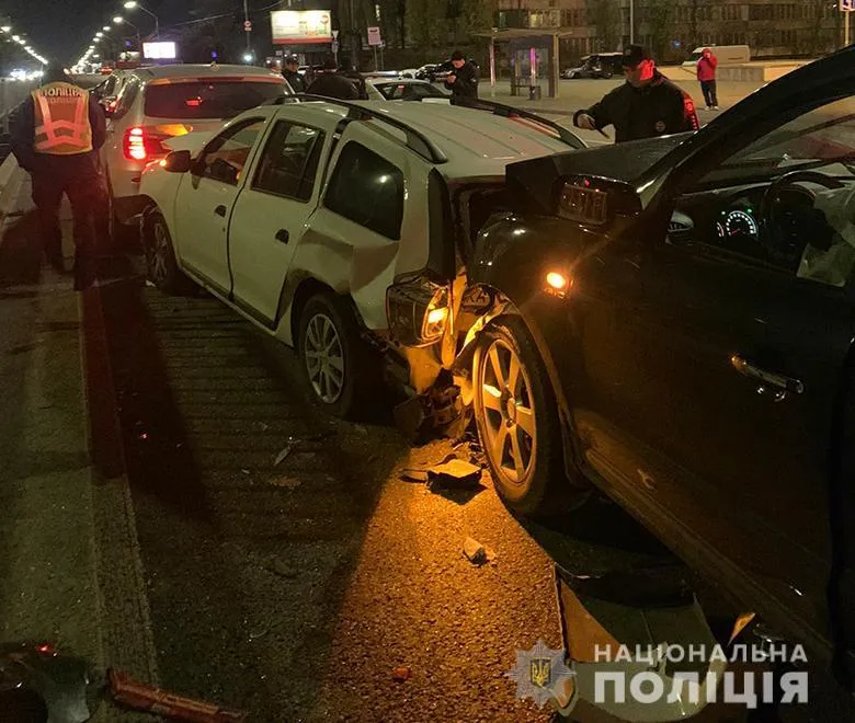 ДТП з поліцейським на проспекті Перемоги в Києві, нетверезий водій влетів в авто ДТП з поліцейським на проспекті Перемоги в Києві, нетверезий водій влетів в авто