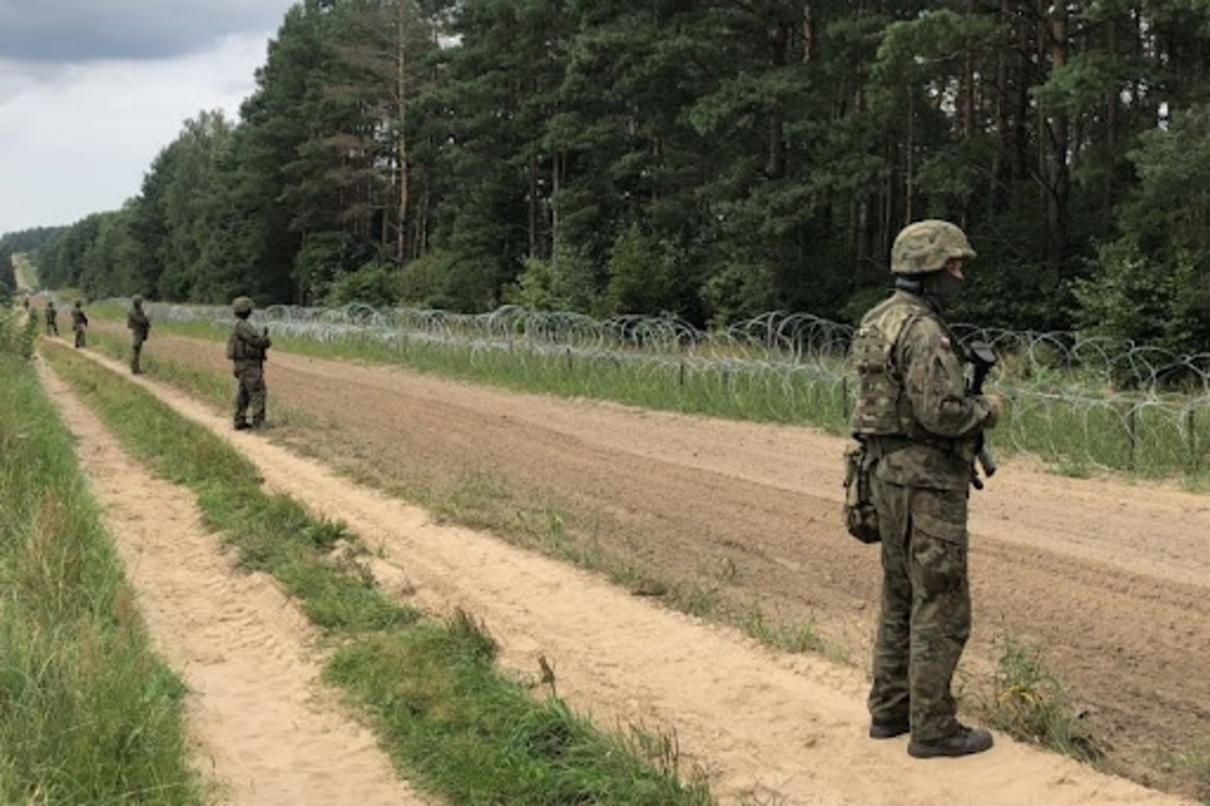 Польша выдвинула на границу с Беларусью 13 тысяч военных