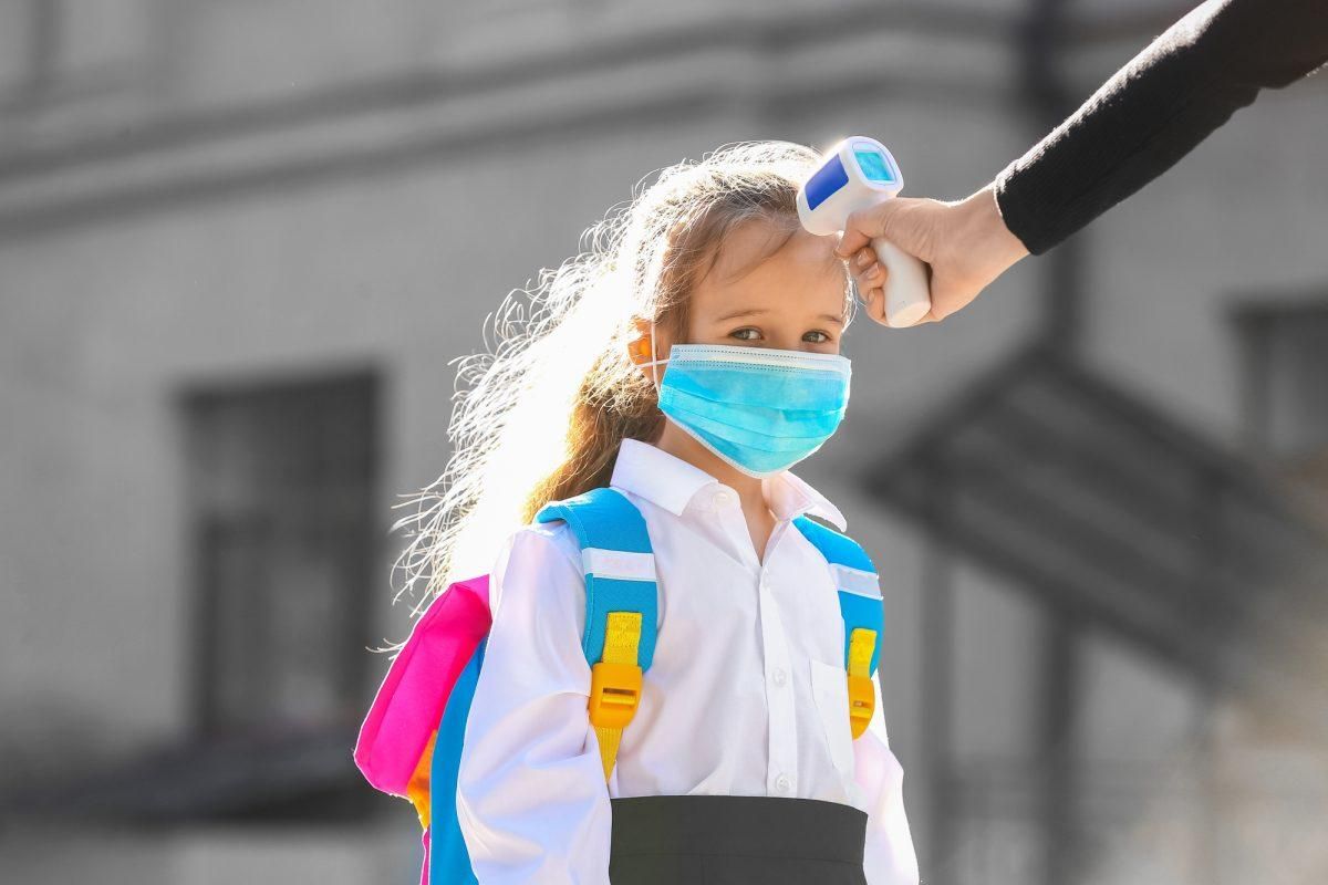 Школы являются движущей силой пандемии, – в ВОЗ говорят, что нужно вакцинировать детей