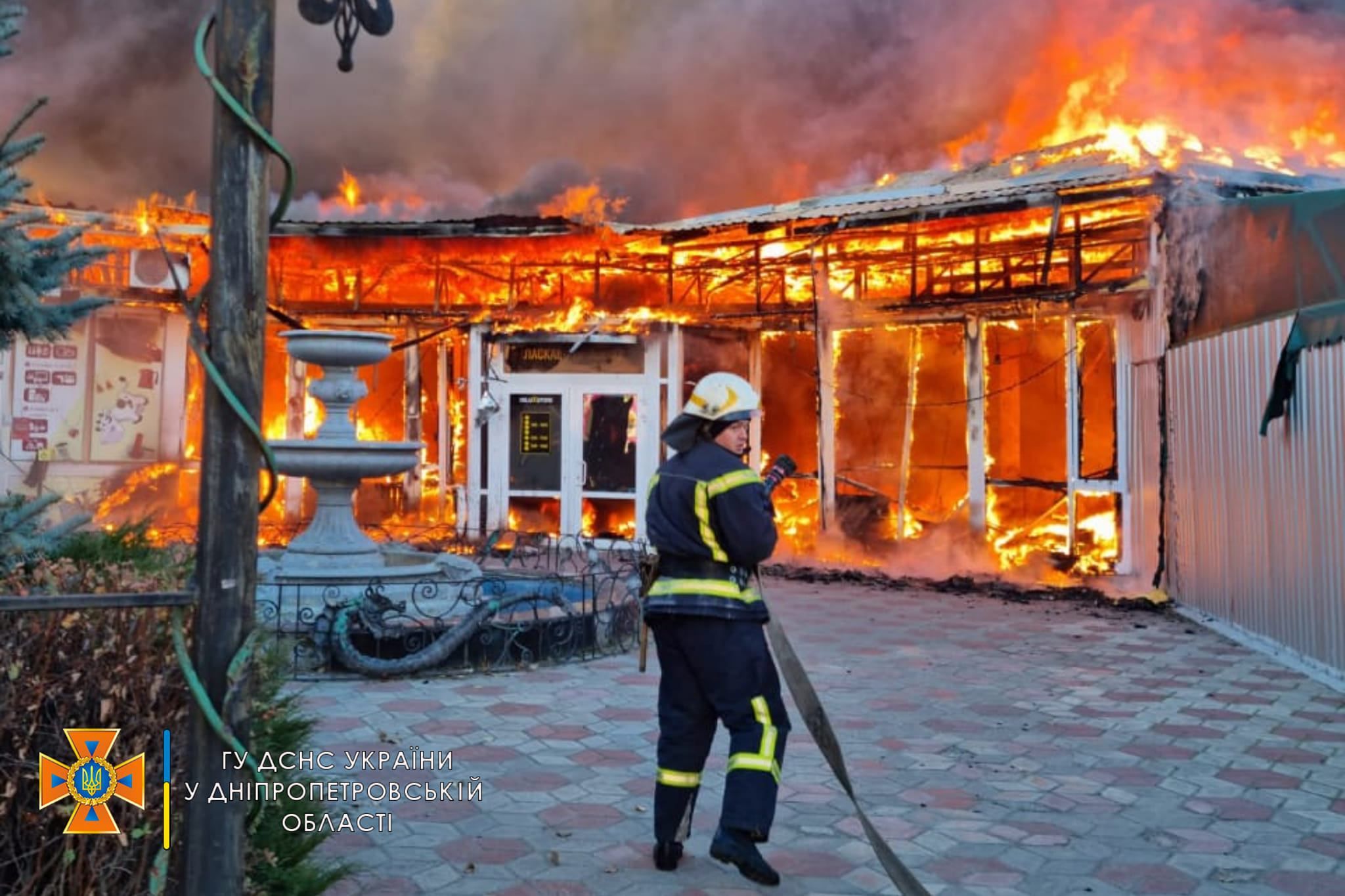 Палають ломбард, кафе та магазини: під Дніпром сталась масштабна пожежа - Україна новини - 24 Канал