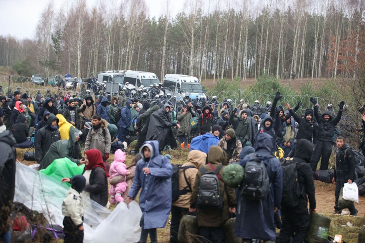 Білоруські силовики залякують мігрантів стріляниною: Міноборони Польщі показало відео - новини Білорусь - 24 Канал