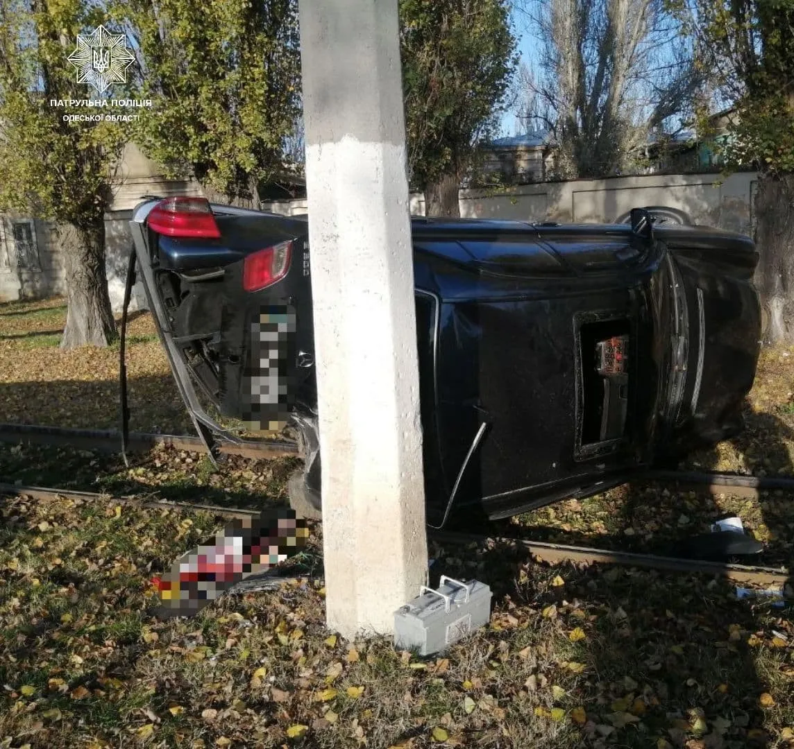 В Одесі авто перекинулося на бік