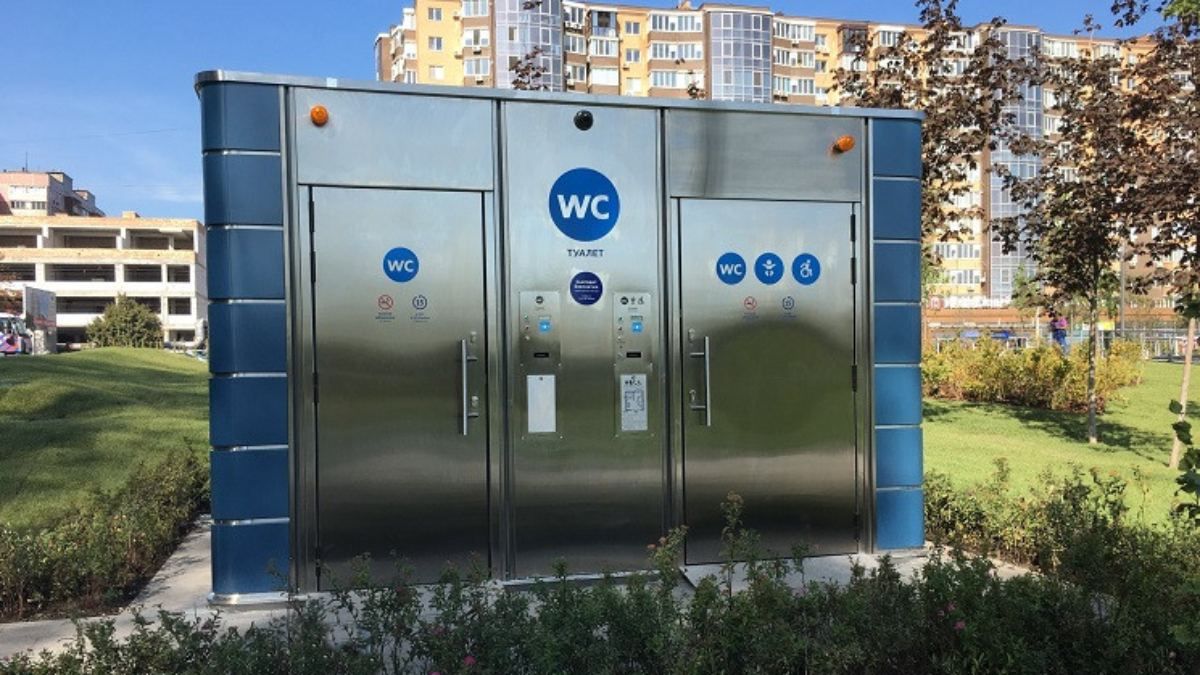 В Днепре поймали подростков, повредивших общественный биотуалет: уже не снимали и не смеялись В Днепре поймали подростков, повредивших общественный биотуалет: уже не снимали и не смеялись