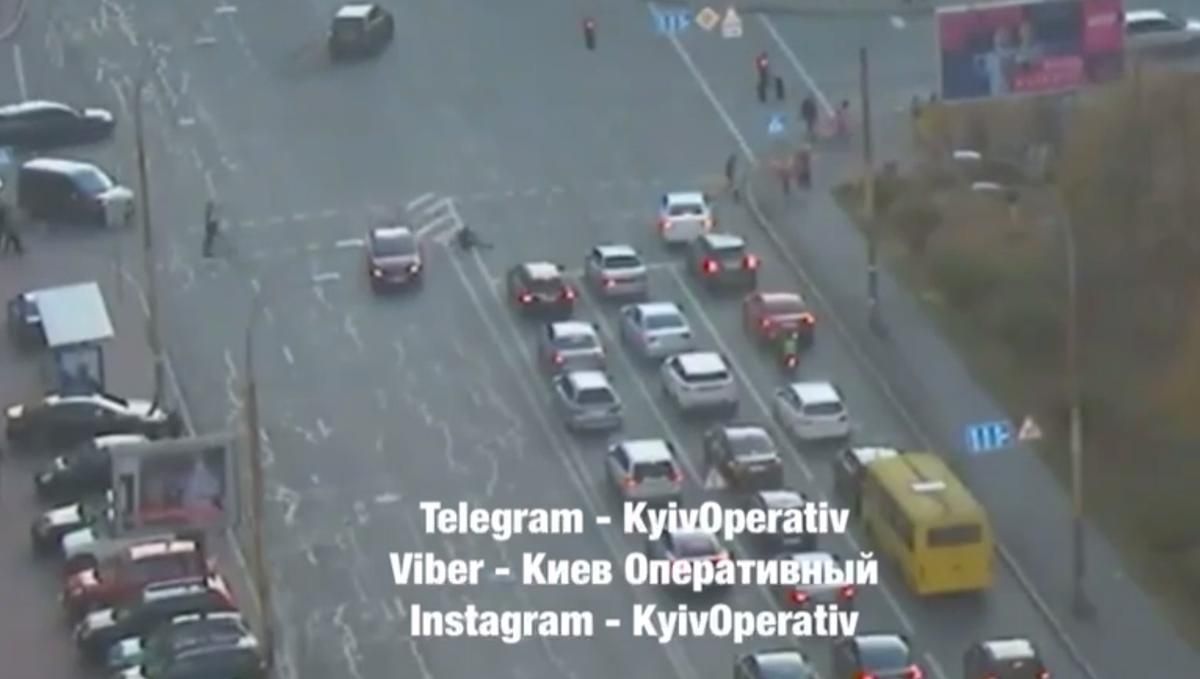 У Києві чоловік збив жінку на переході та втік: моторошне відео - Київ У Києві чоловік збив жінку на переході та втік: моторошне відео - Київ