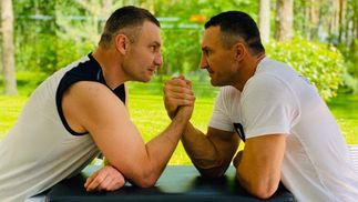 Купил небольшой вертолет и путешествует, – Виталий Кличко рассказал, чем занимается Владимир