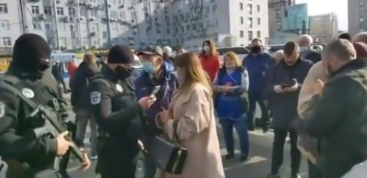 С автоматами и скандалом: в Киеве полиция заблокировала автобус с невакцинированным водителем С автоматами и скандалом: в Киеве полиция заблокировала автобус с невакцинированным водителем