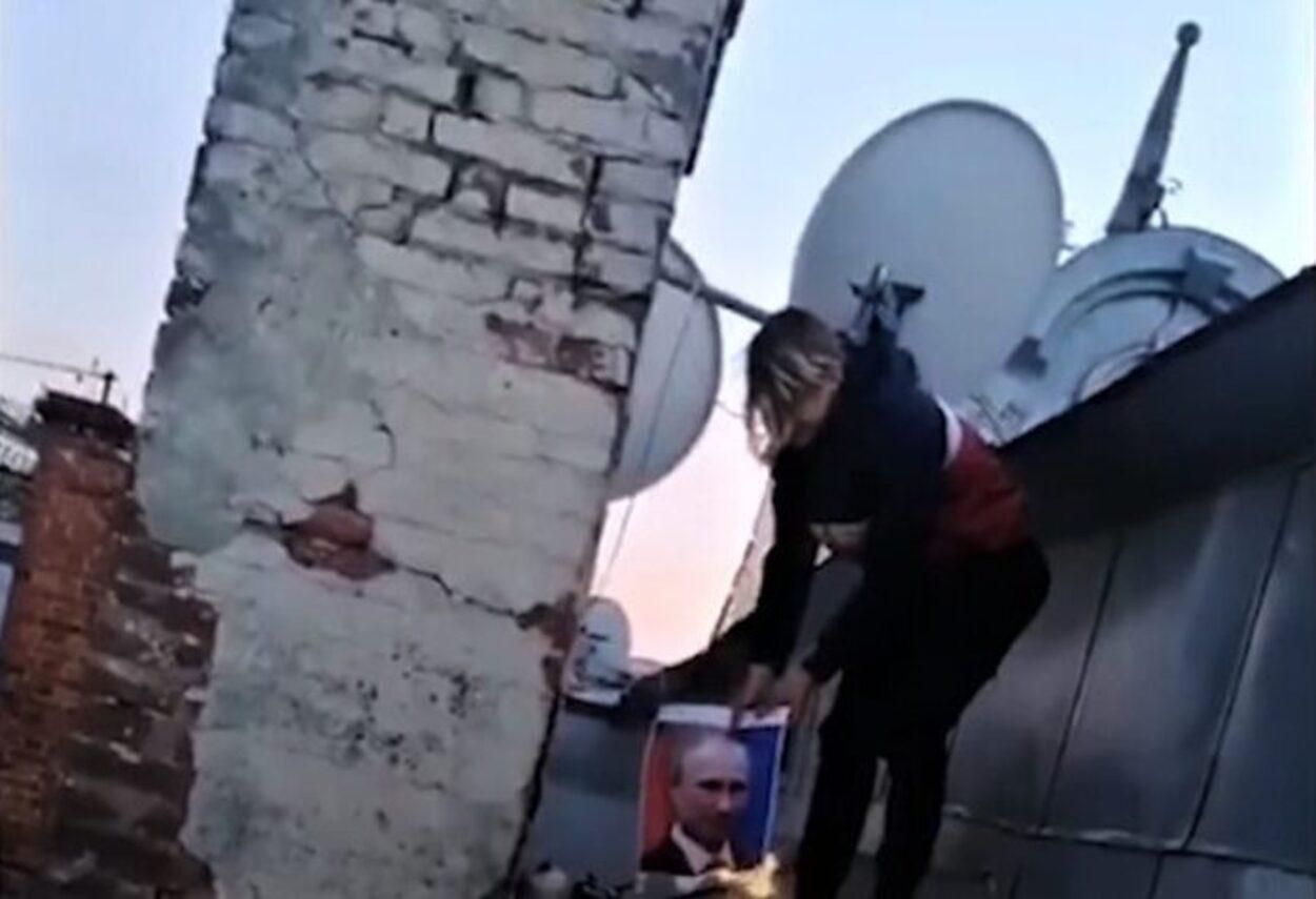 У Львові підлітки спалили портрет Путіна на даху біля Оперного театру: цікаве відео - Новини Львів - Львів У Львові підлітки спалили портрет Путіна на даху біля Оперного театру: цікаве відео - Новини Львів - Львів