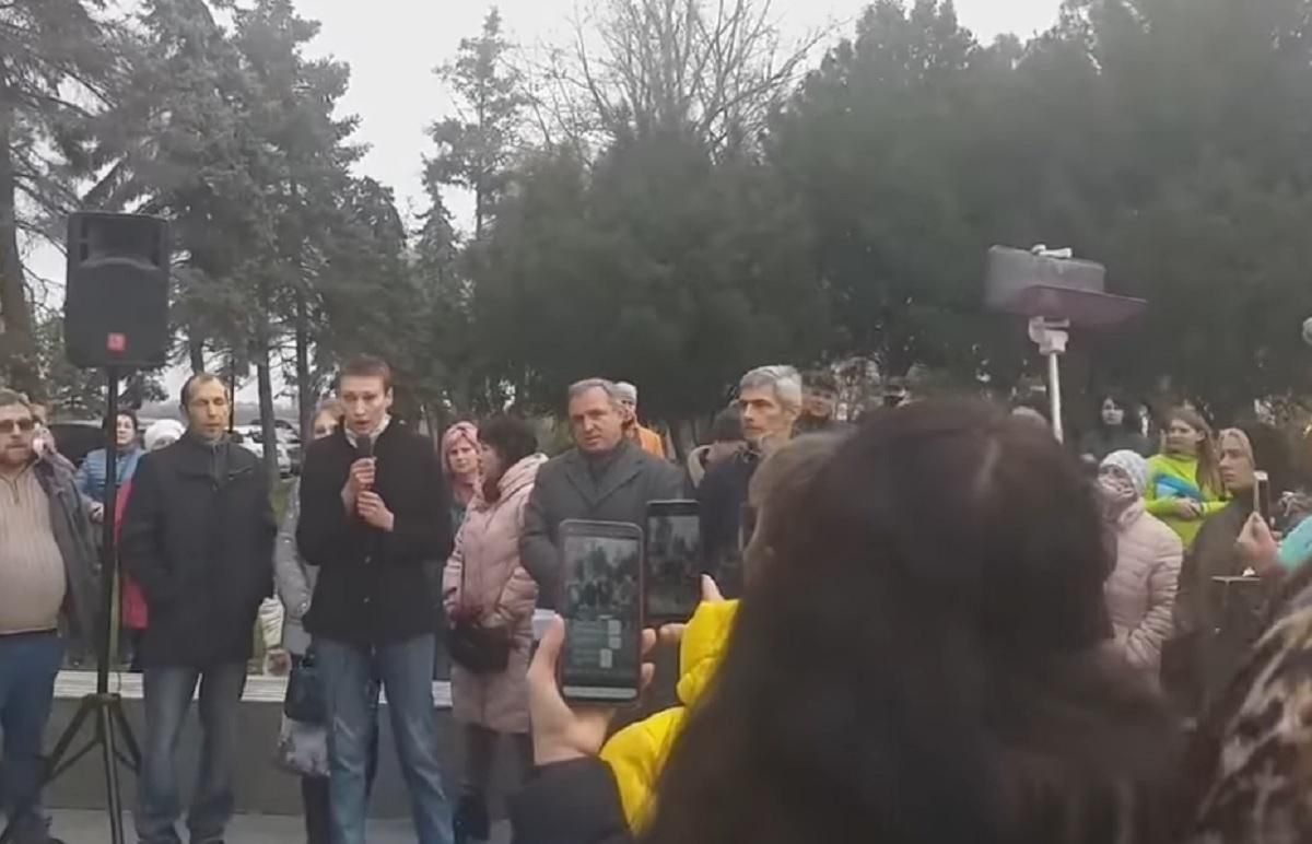 "Вас будут вешать": антиваксеры на митинге в Николаеве угрожали медикам – возмутительное видео