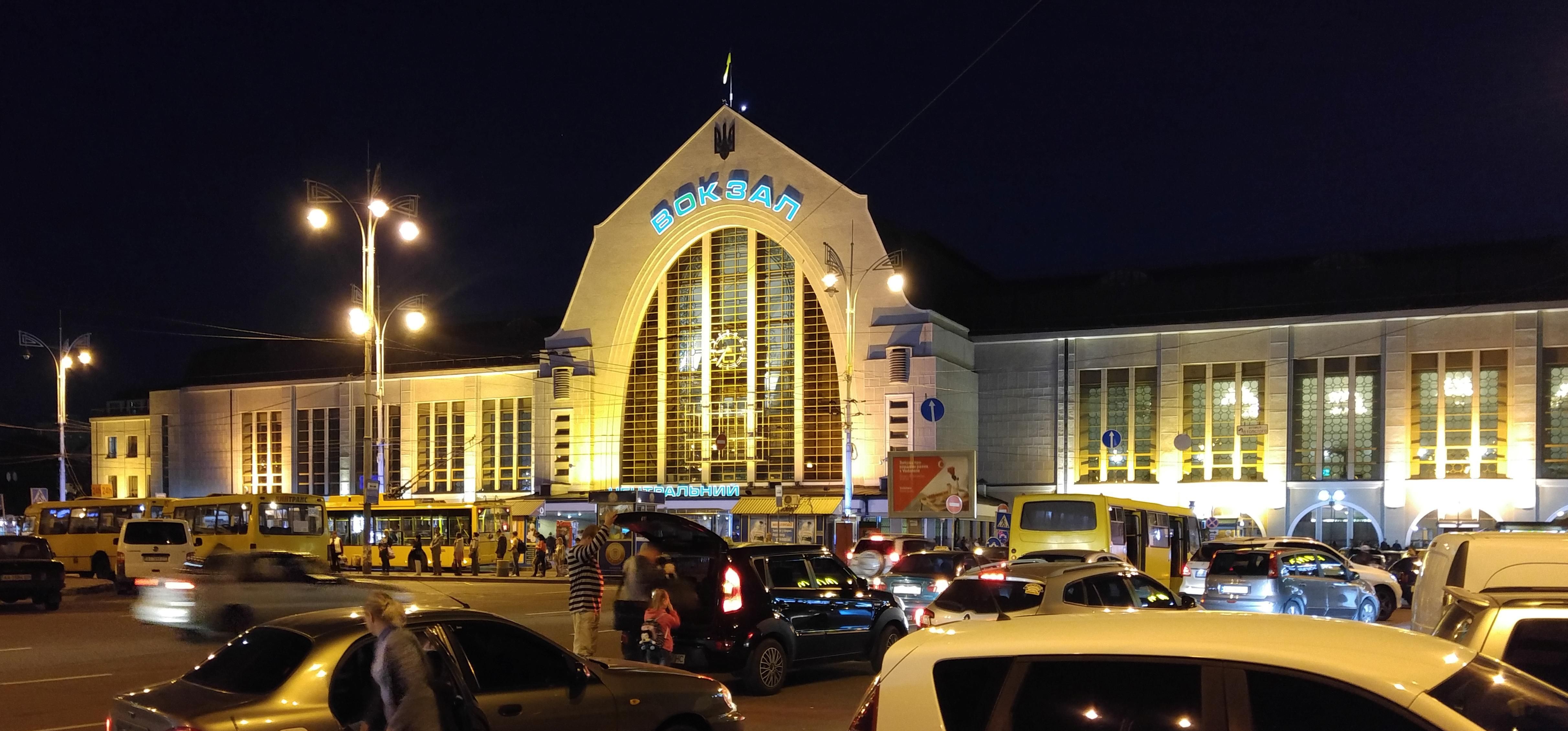 В Киеве сообщили о минировании сразу трех вокзалов и двух станций метро