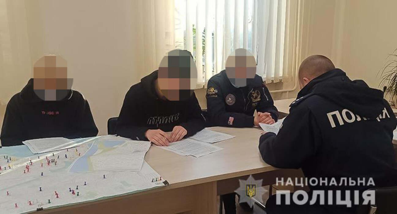 Хлопцям, які цілилися в хвору бабусю пістолетом, оголосили про підозру - Київ