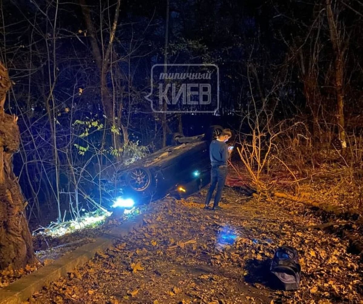 Возле Парковой аллеи автомобиль перевернулся на крышу: жуткое фото с места аварии Возле Парковой аллеи автомобиль перевернулся на крышу: жуткое фото с места аварии