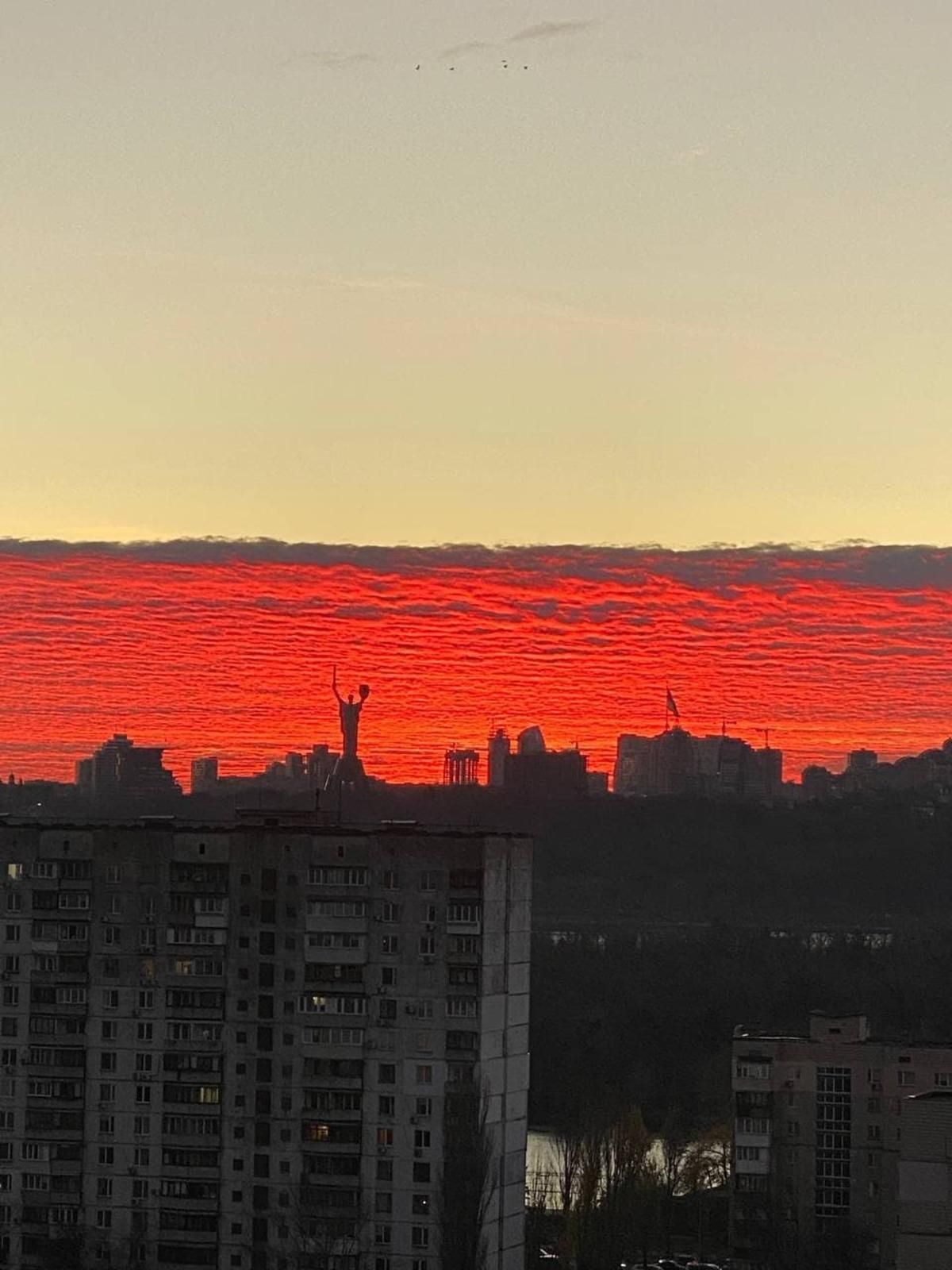 Киян зачарувала "пожежа в небі" над столицею: видовищні фото та відео - Новини Київ - Київ