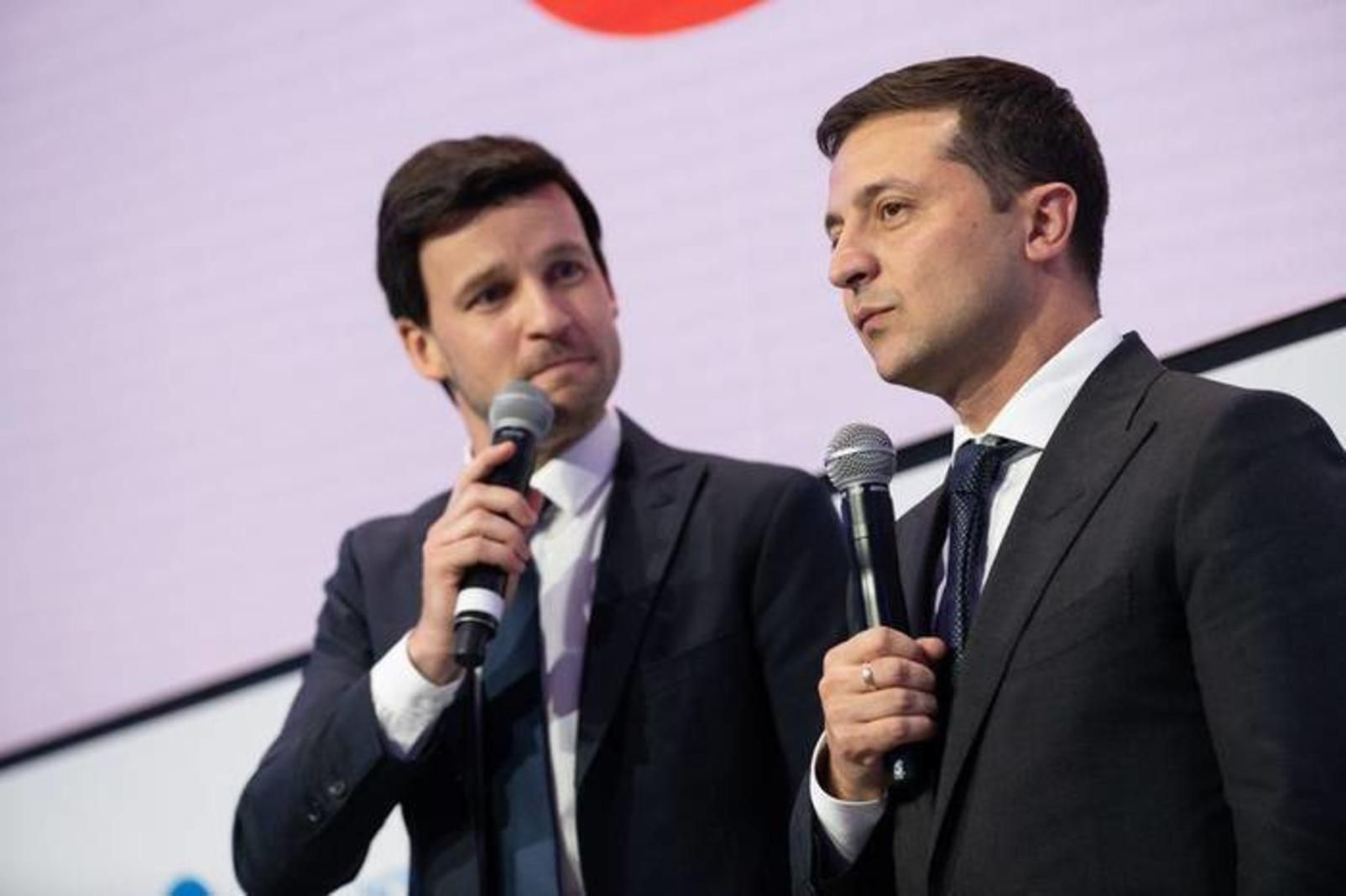 Плохо воспринимает критику: советники запрещали Зеленскому читать негативные комментарии Плохо воспринимает критику: советники запрещали Зеленскому читать негативные комментарии