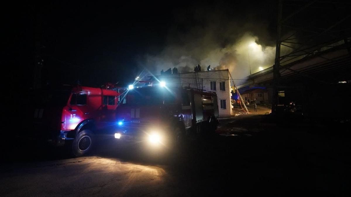 У Києві на Видубичах майже повністю вигоріла СТО - Київ У Києві на Видубичах майже повністю вигоріла СТО - Київ