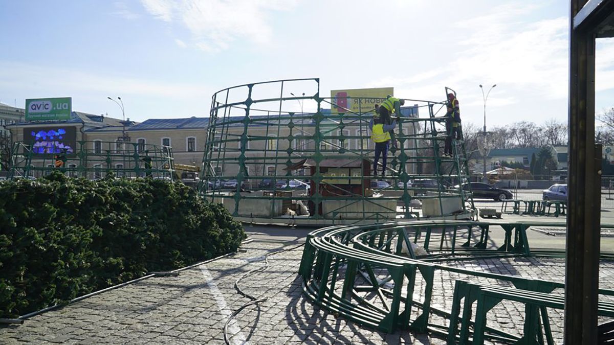 У Харкові почали встановлювати новорічну ялинку: відео святкових приготувань - Свіжі новини Харкова - 24 Канал У Харкові почали встановлювати новорічну ялинку: відео святкових приготувань - Свіжі новини Харкова - 24 Канал