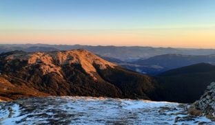 У Карпатах лежить сніг, а температура піднялася до нуля: мальовничі фото