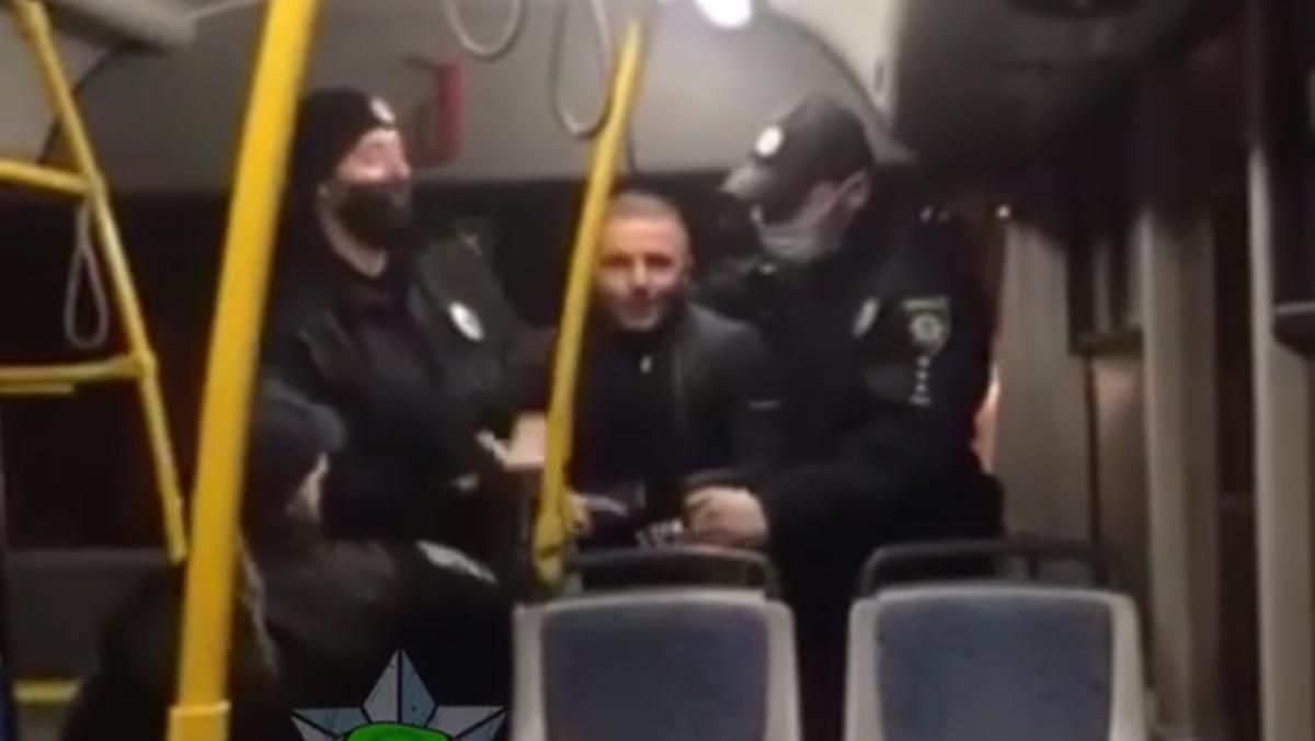 Полицейские Киева жестко заломили пассажира-антимасочника: видео инцидента Полицейские Киева жестко заломили пассажира-антимасочника: видео инцидента