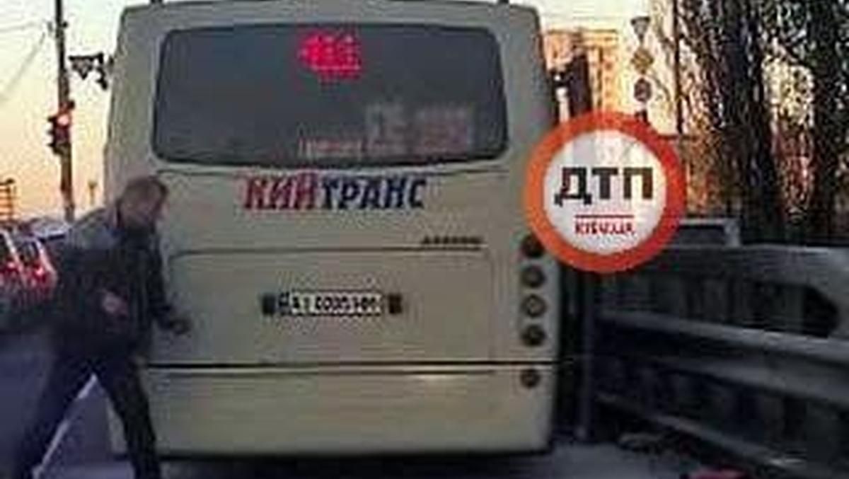 У Києві під час руху спалахнула маршрутка з пасажирами - Київ У Києві під час руху спалахнула маршрутка з пасажирами - Київ