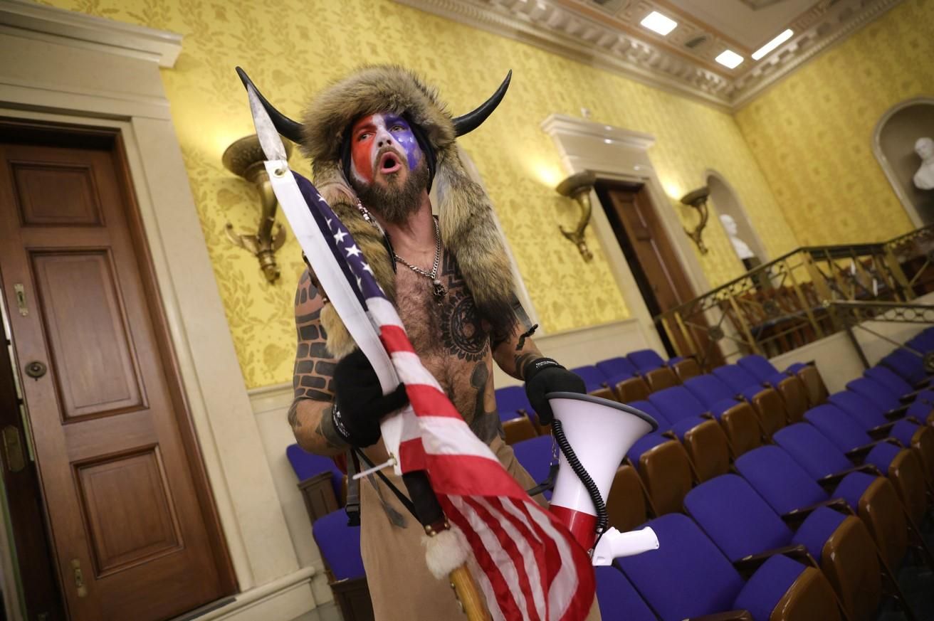 Прокуроры в США требуют на 4 года осудить "шамана" QAnon за штурм Капитолия Прокуроры в США требуют на 4 года осудить "шамана" QAnon за штурм Капитолия