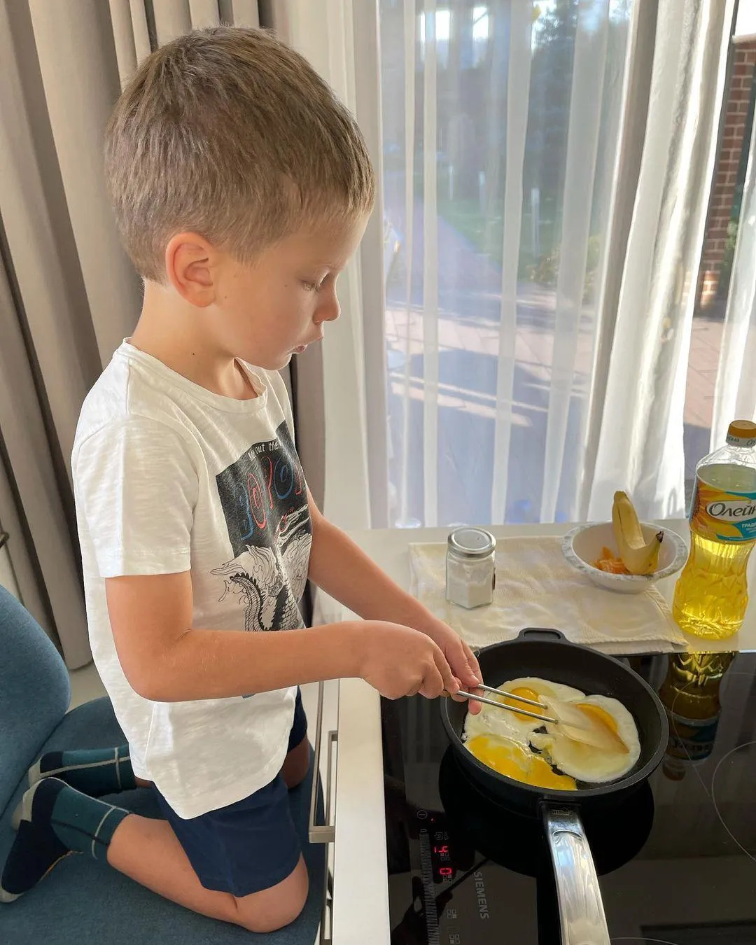 Син Юрія Горбунова готує сніданок