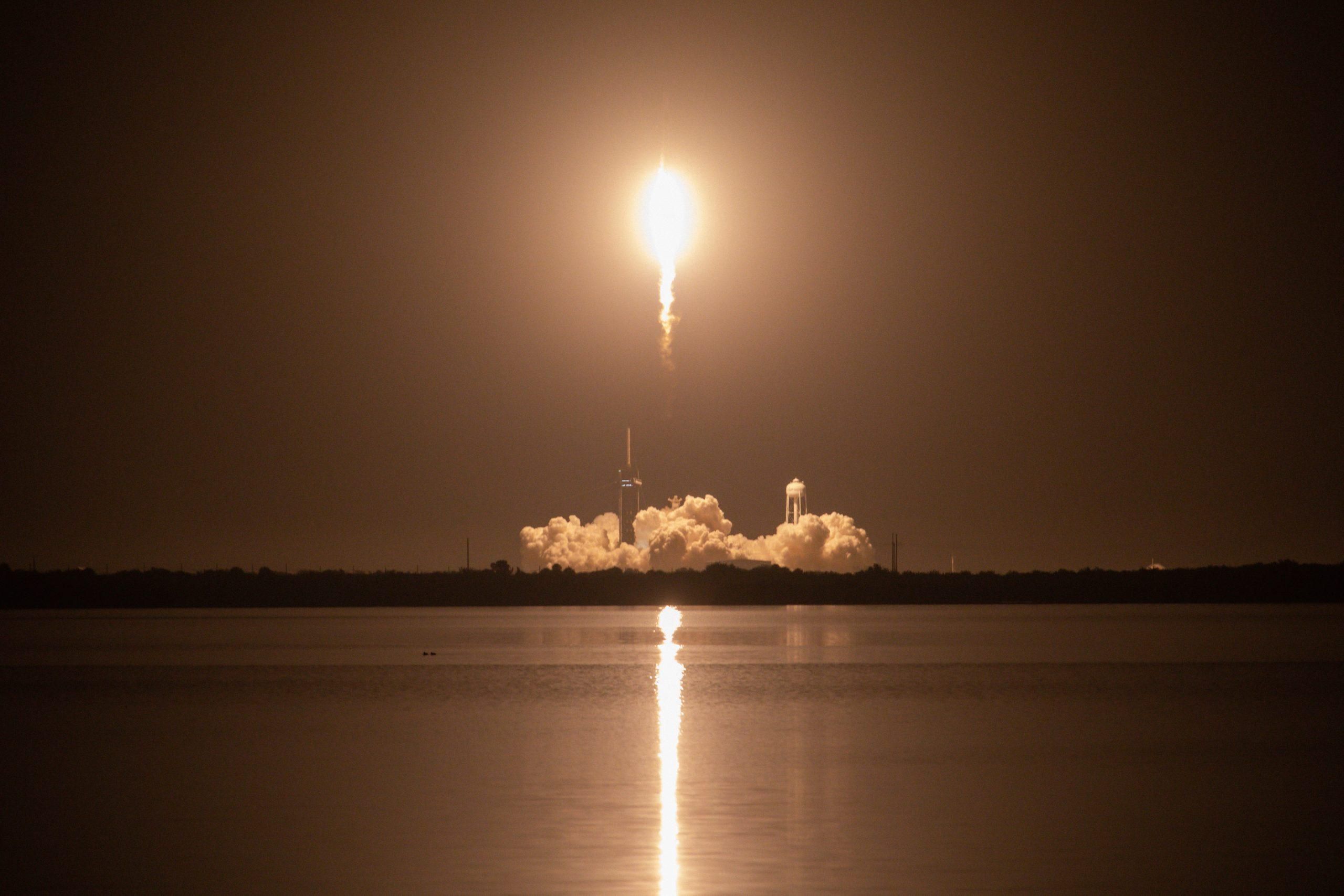 SpaceX наконец запустила корабль Crew Dragon с четырьмя астронавтами к МКС