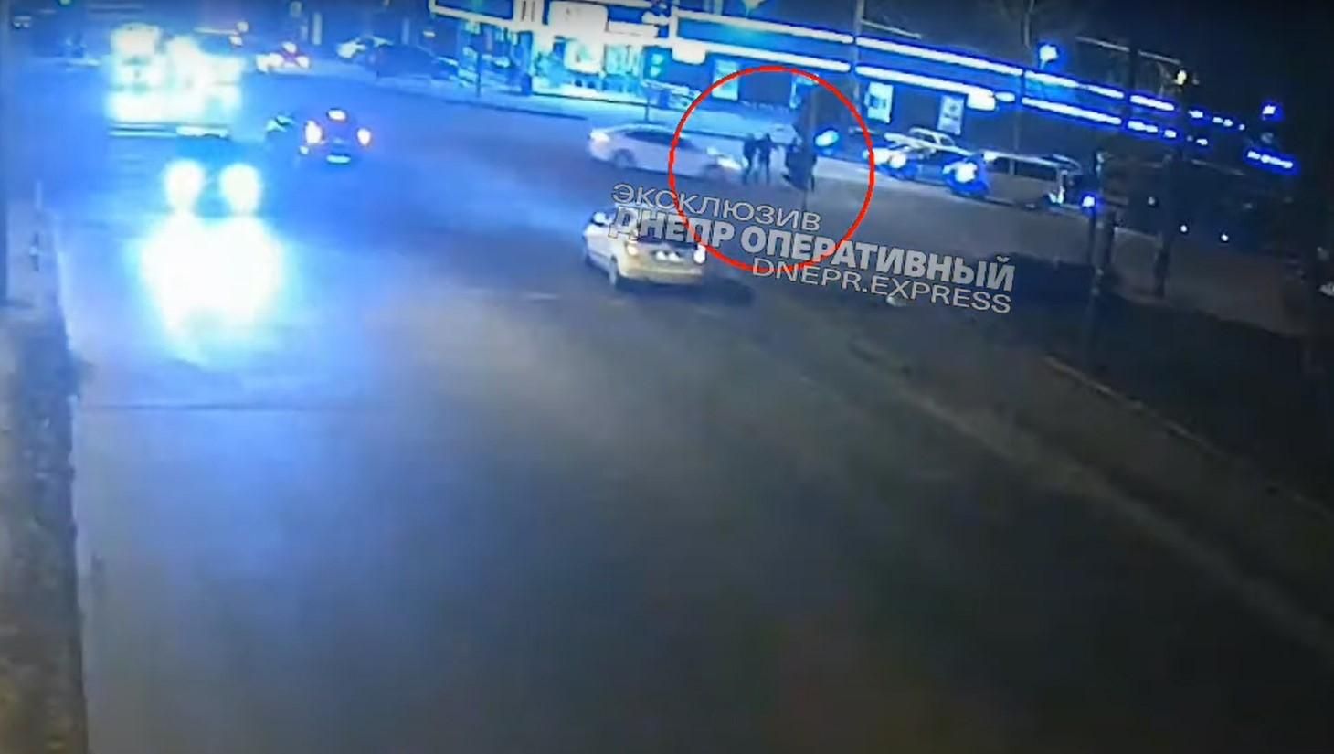 В Днепре палестинец сбил пешехода и скрылся с места ДТП: жесткое видео столкновения В Днепре палестинец сбил пешехода и скрылся с места ДТП: жесткое видео столкновения