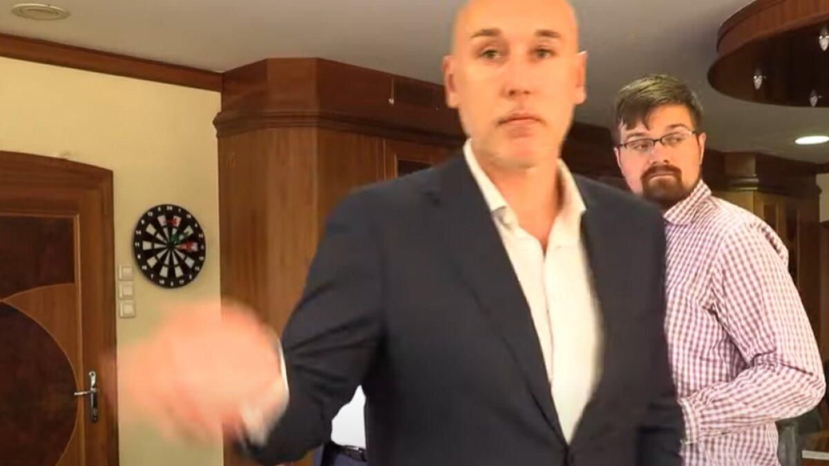 Нападение на журналистов в "Укрэксимбанке": двух фигурантов восстановили в должностях Нападение на журналистов в "Укрэксимбанке": двух фигурантов восстановили в должностях